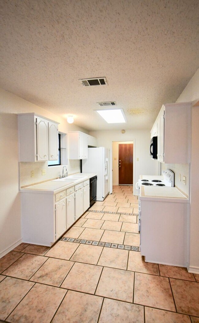 Building Photo - Inviting 3 Bedroom 2.5 Bathroom Home in Ha...