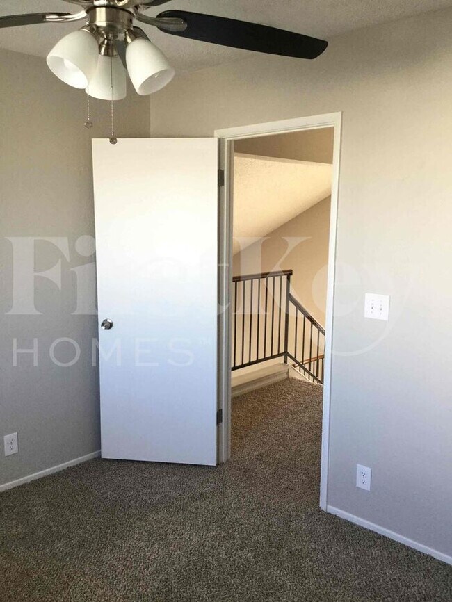 Building Photo - 2368 Valley Dr