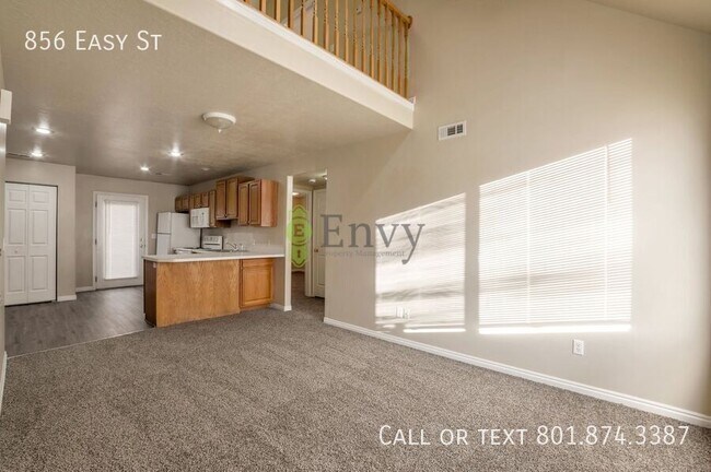 Building Photo - 856 Easy St