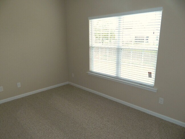 Building Photo - 899 Westlawn Dr