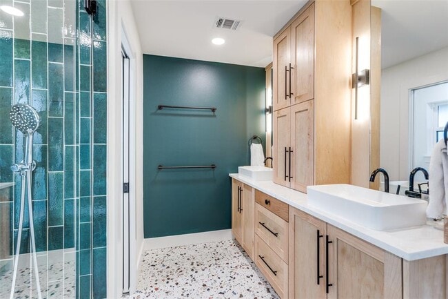 Building Photo - 2209 Fair Oaks Dr