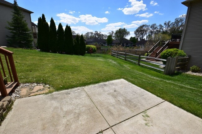 Building Photo - Executive home with pond views just 10 mins to Notre Dame.