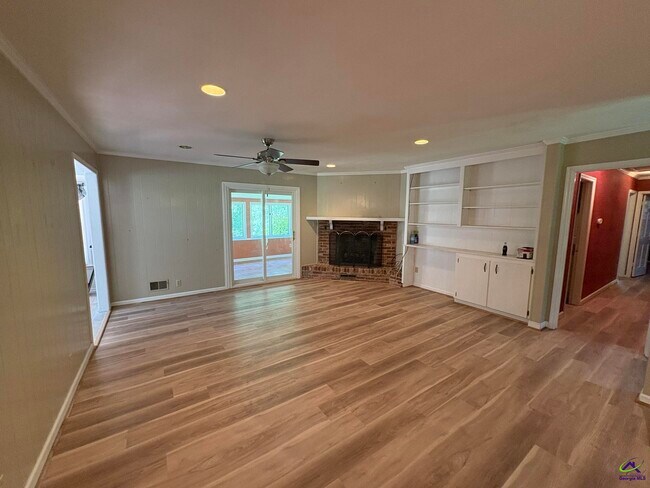 Building Photo - 1442 Maplewood Dr