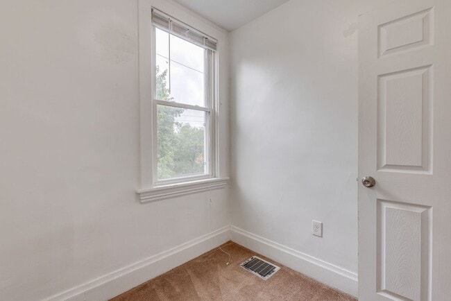 Building Photo - Available August  2026 - Beautiful 2.5 Bedroom, 1 Bath Home in Mt. Washington Area!