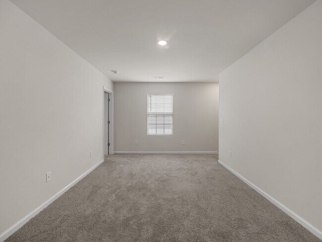 Building Photo - Modern 5BR Home with Quartz Kitchen & Open...
