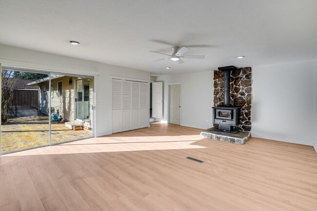 Building Photo - Beautiful 3 Bed, 1.5 Bath Rental Home in Lake Oswego!