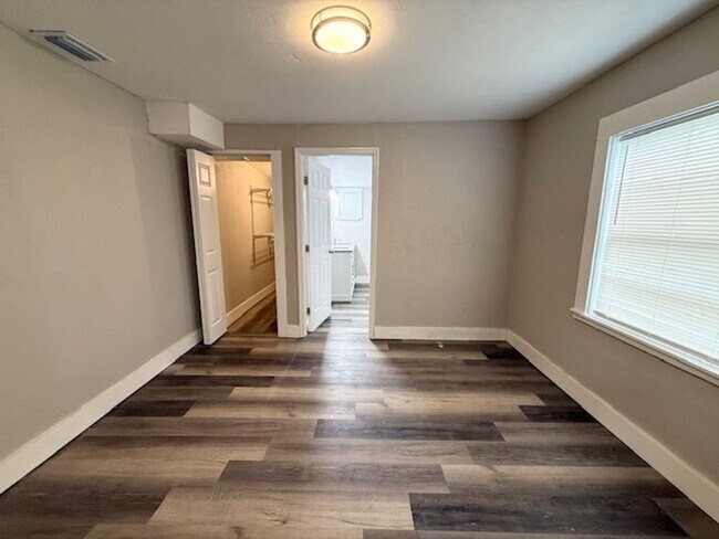 Building Photo - Charming Beachside Bungalow for Rent!