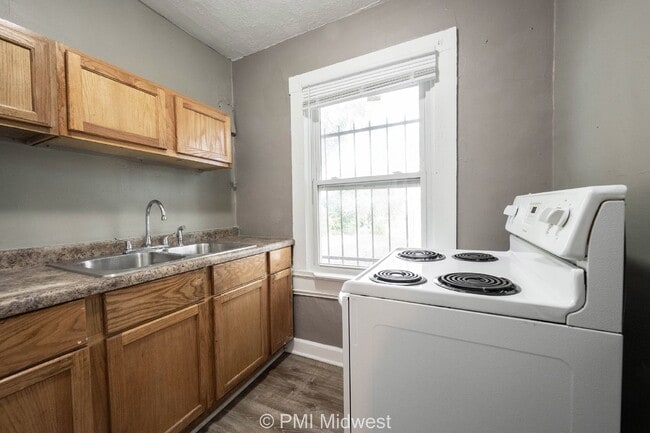 Building Photo - Charming 1 Bed Duplex with Full Bath in Indianapolis!