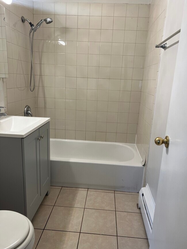 Building Photo - 593 Park Plz