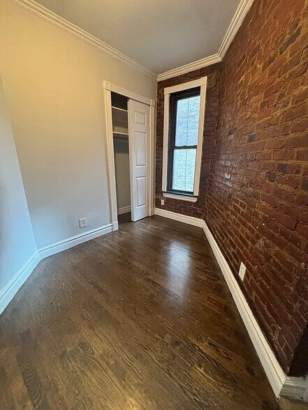 Building Photo - 410 E 13th St