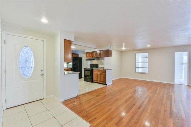 Building Photo - 1828 SE Lake Weir Ave