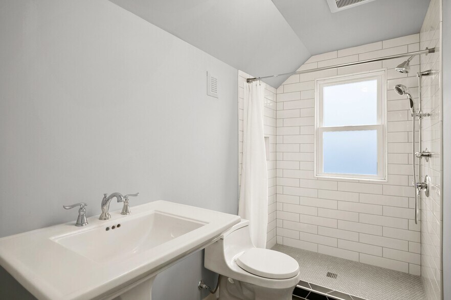 Building Photo - 3837 NE 17th Ave