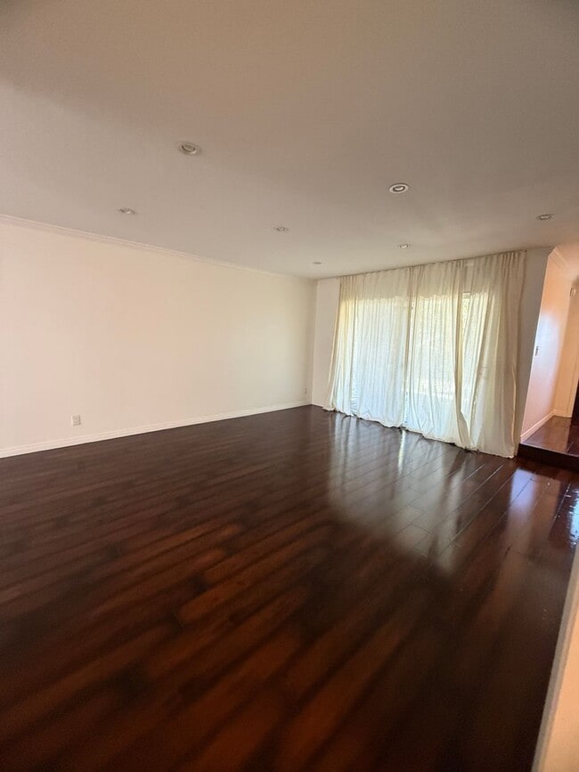 Building Photo - Cabrini 2 bedroom townhome