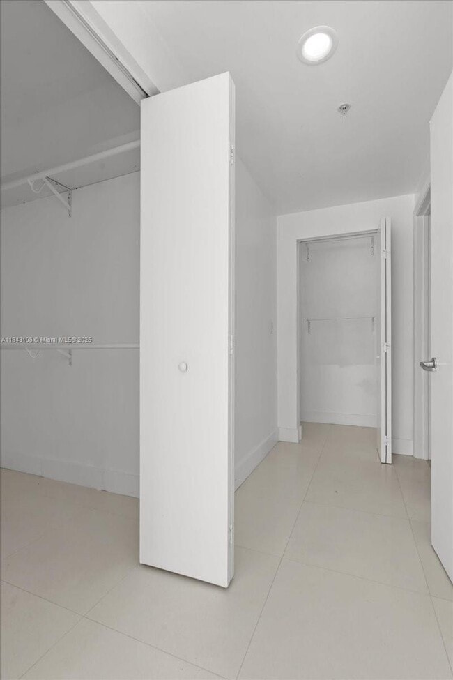 Building Photo - 3030 NE 188th St