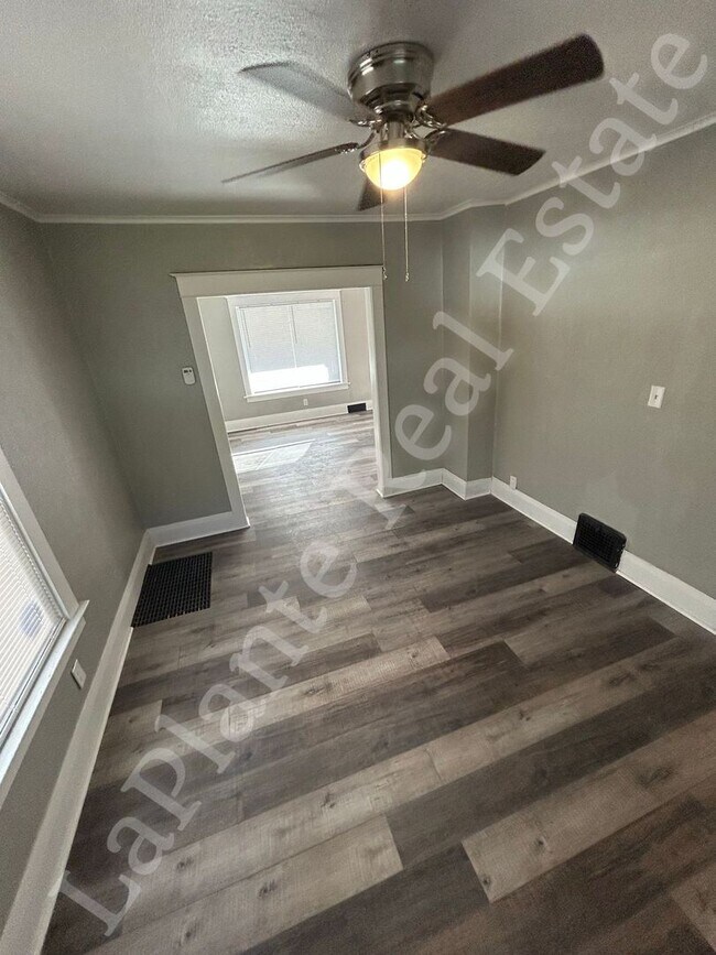 Building Photo - Charming 3-Bed Home with Porch & Parking –...