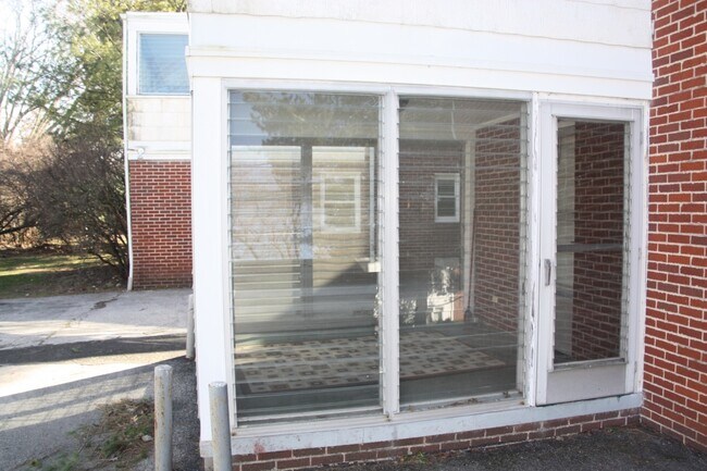 Building Photo - 2142 Collinway St