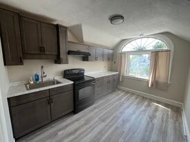 Building Photo - 784 Farmington Ave
