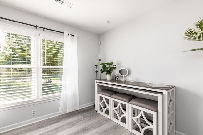 Building Photo - Charming 3 Bedroom Home with Modern Features and Spacious Outdoors!