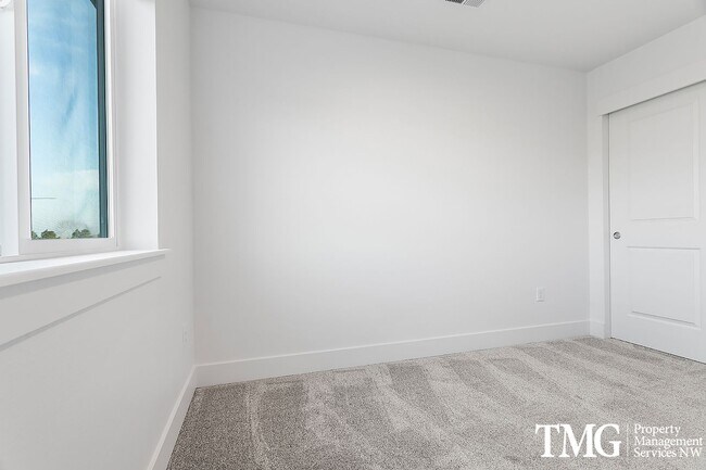 Building Photo - 977 Creer Way