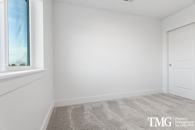 Building Photo - Apply today and recieve $1000 of your 1st months rent!