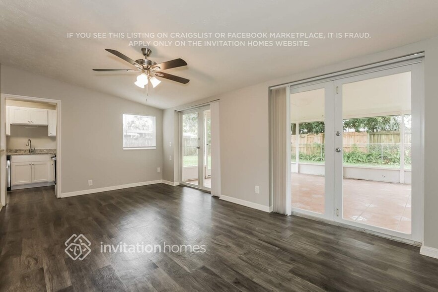 Building Photo - 813 E River Dr