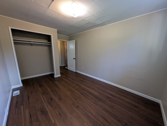 Building Photo - Available Now in Navy Yard City! New Floors & Paint! Tons of Space & Storage.