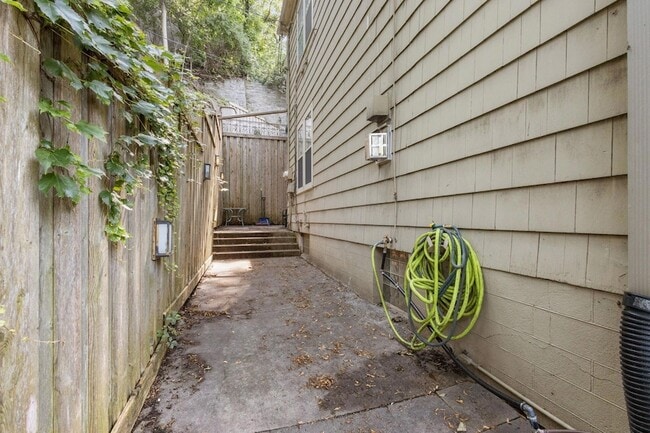 Building Photo - 813 Kenwood Pkwy