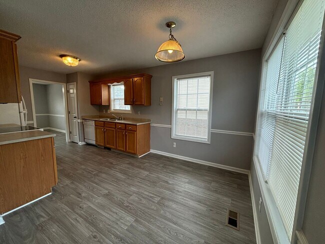 Building Photo - Beautiful Split-level