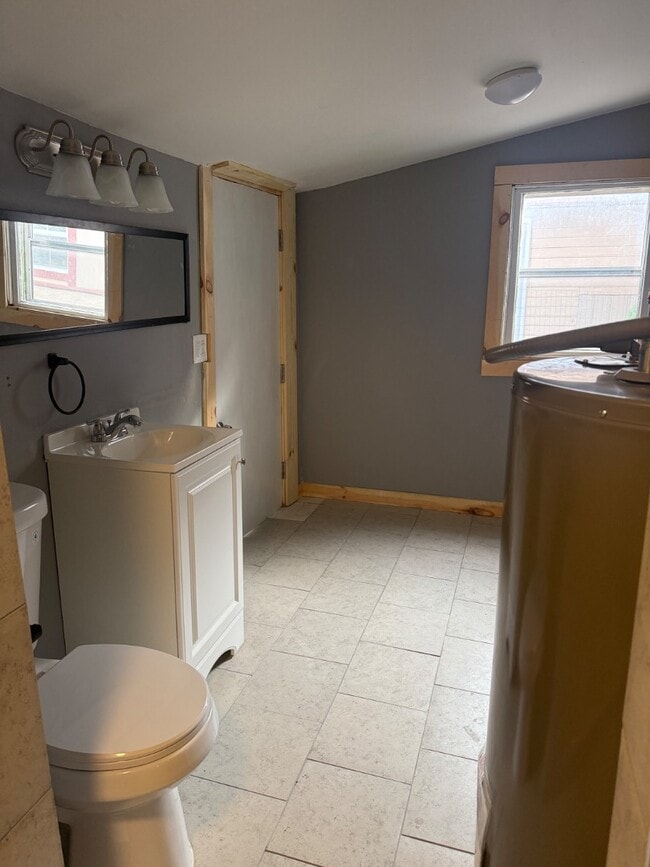 Building Photo - 208 Osborne St