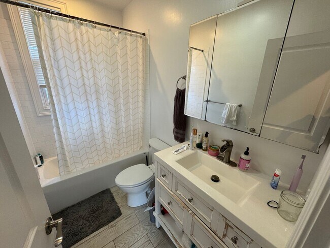 Building Photo - In-Unit Laundry, Central Heat/AC, Parking ...