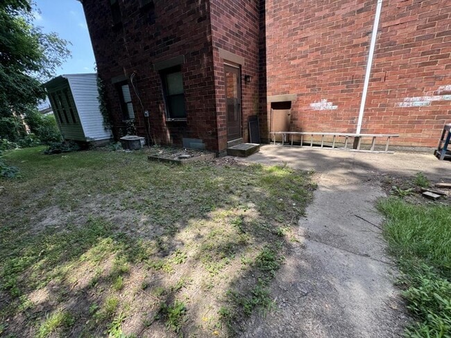 Building Photo - 271 Oak Dr