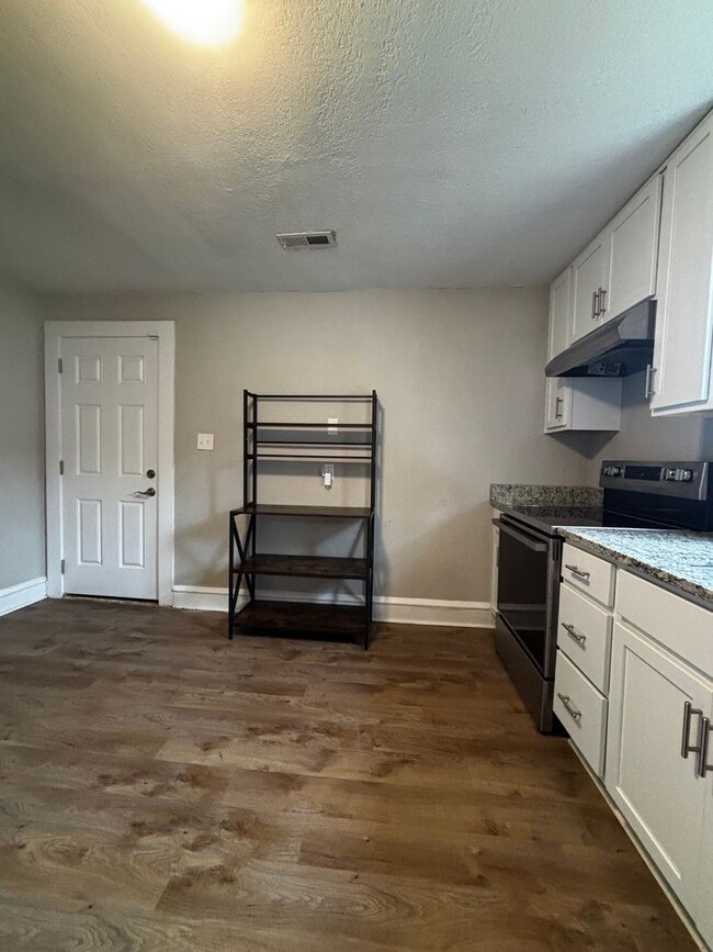 Building Photo - 2 Bedroom 1 Bathroom Single family Ranch l...