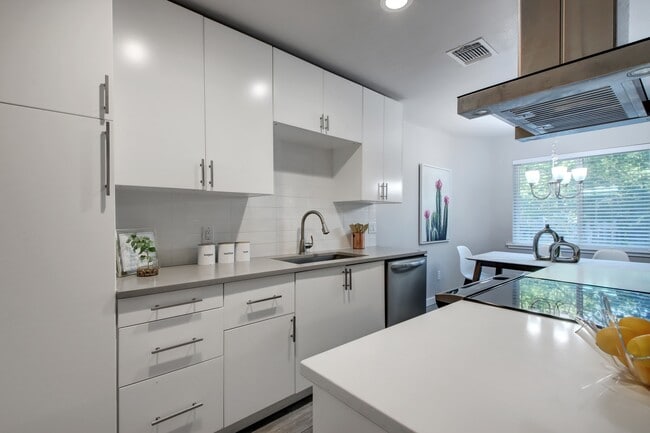 Building Photo - 3208 Northeast Dr