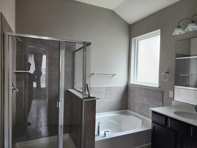 Building Photo - 27423 Paraiso Sands