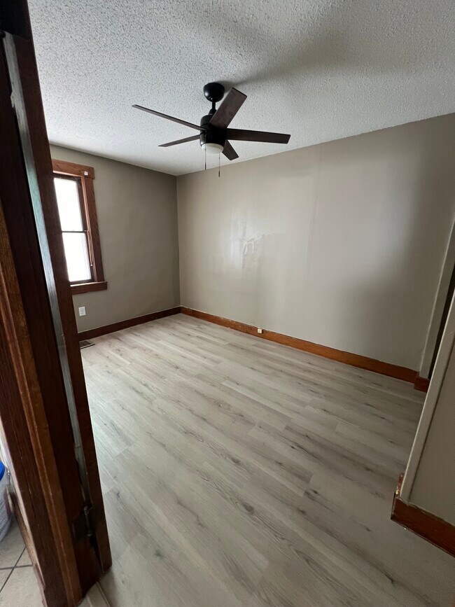 Building Photo - 20 E 15th Ave