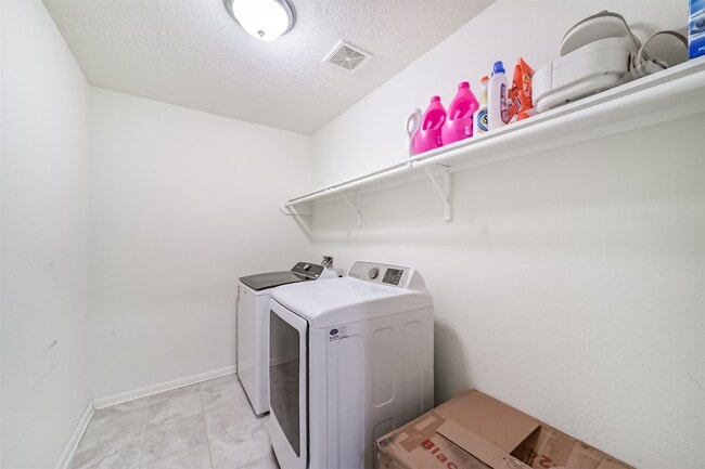 Building Photo - 25546 Kensington Lk Dr