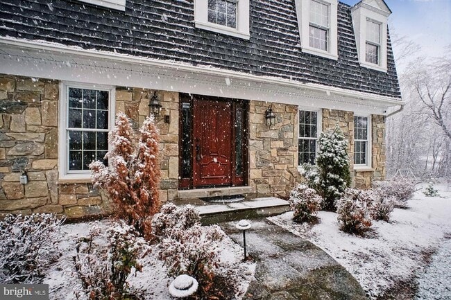 Building Photo - 4623 University Dr