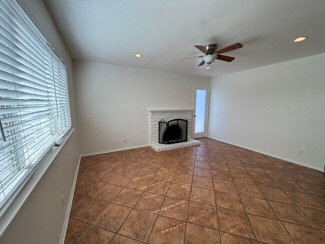 Building Photo - 6043 Vanessa St