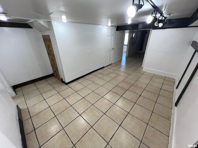 Building Photo - 416 W Main St