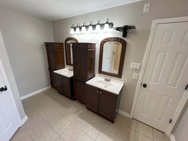 Building Photo - Charming updated 3 bedroom, 2 bath home in...