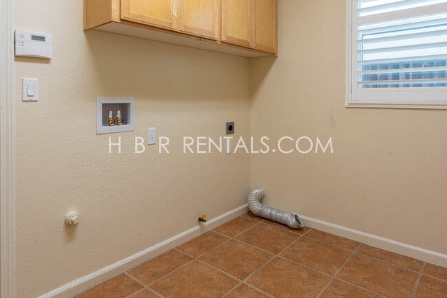 Building Photo - Comfort, Convenience & Space — Tracy Living at Its Best