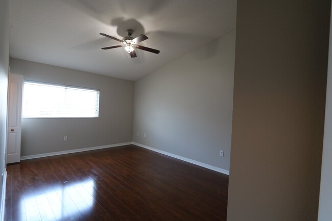 Building Photo - Spacious 3-Bedroom Townhome in Gated Kings...