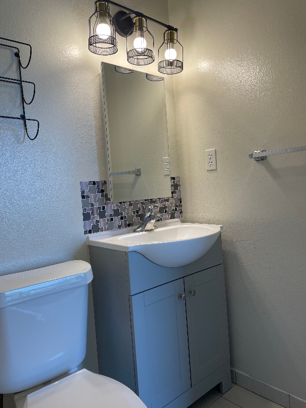 Building Photo - 755 River Rd