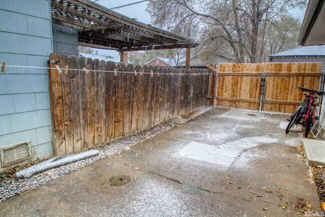 Building Photo - 550 W 10th St