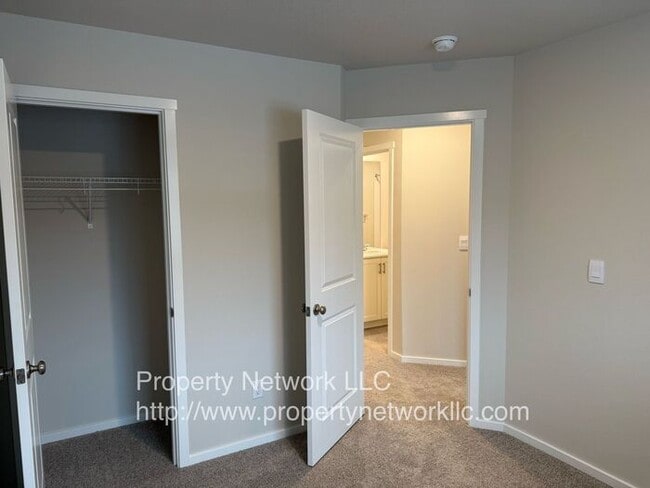 Building Photo - Wonderful 3 Bedroom Townhouse