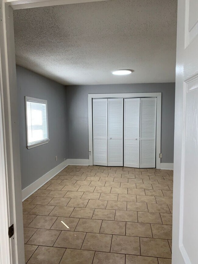 Building Photo - 2746 Gladiolus St