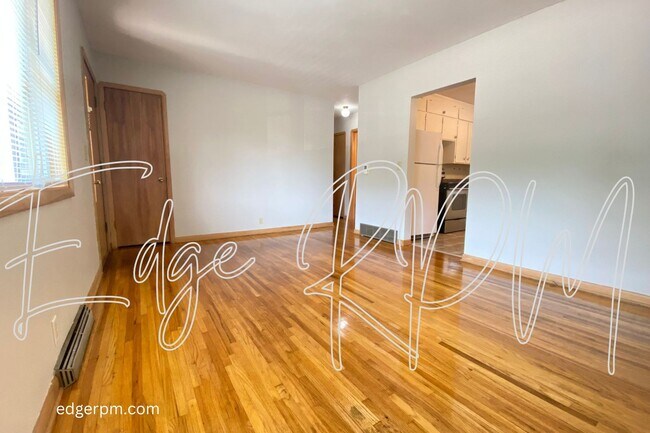 Building Photo - 3 BEDROOM 2 BATH DUPLEX Short Term Leasing!