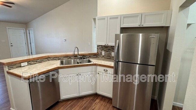 Building Photo - 983 S Palomar Dr