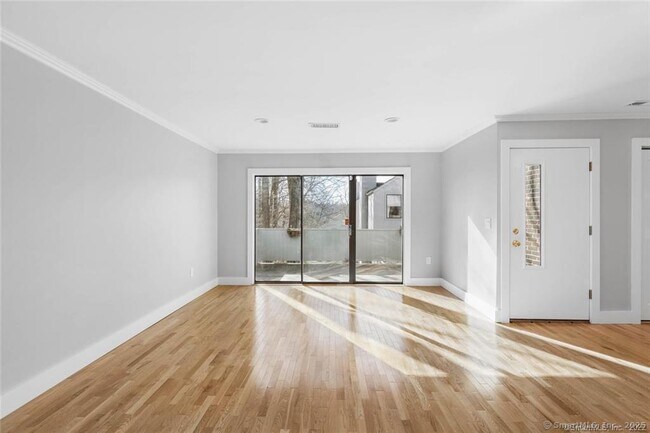 Primary Photo - 5 Apricot Ln