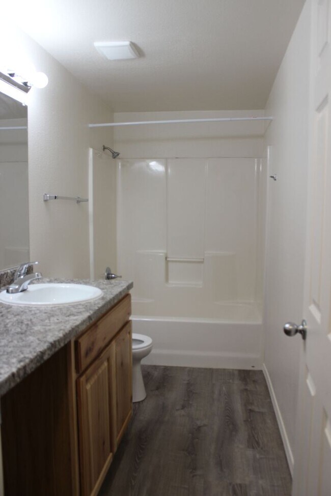 Building Photo - 3 bed single level home in SE Hillsboro